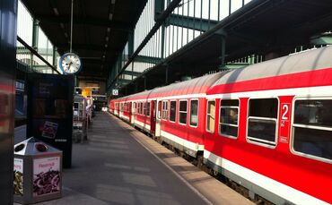 Bahnhof Stuttgart Symbol Gleis Bahnsteig Blaulicht_0