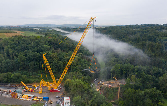 Wie ein Spielzeug hängt ein 65t schweres Liebherr Bohrgerät an einem nagelneuen Liebherr LR 11000 Raupenkran ( 1000 t Hubkraft )