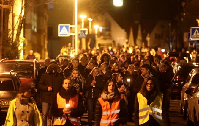Lichterkette zur Albertville-Schule - Bild 03_0