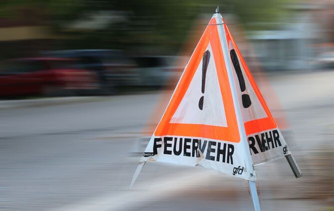feuerwehr warndreieck einsatz symbol symbolbild symbolfoto