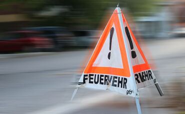 feuerwehr warndreieck einsatz symbol symbolbild symbolfoto