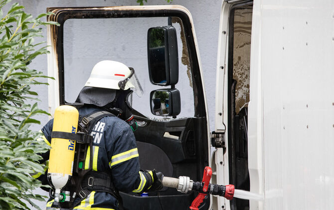 Technischer Defekt: Brand in LKW - Bild 04_1