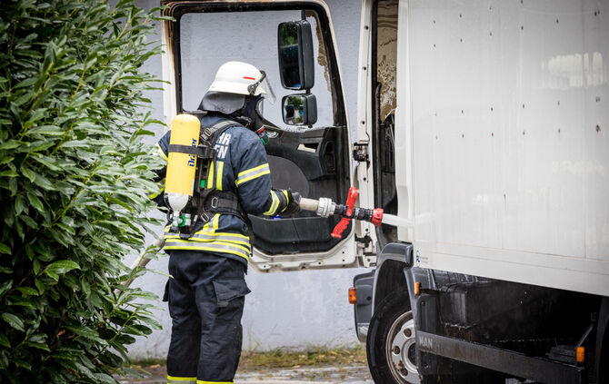 Technischer Defekt: Brand in LKW - Bild 06_5