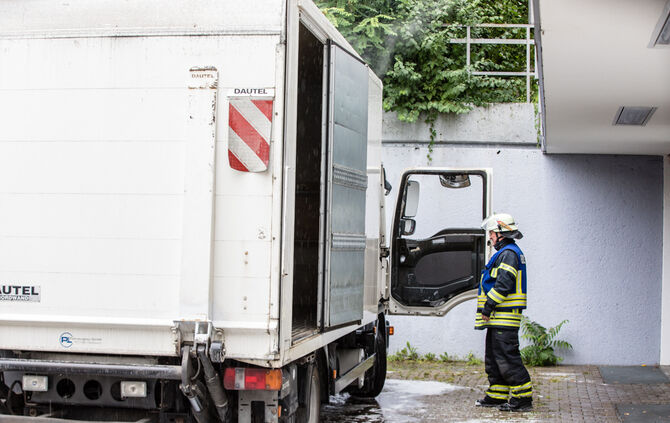 Technischer Defekt: Brand in LKW - Bild 03_7